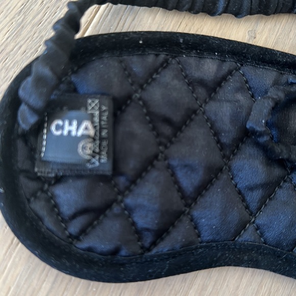 Chanel silk sleep mask & pouch - Picture 6 of 7